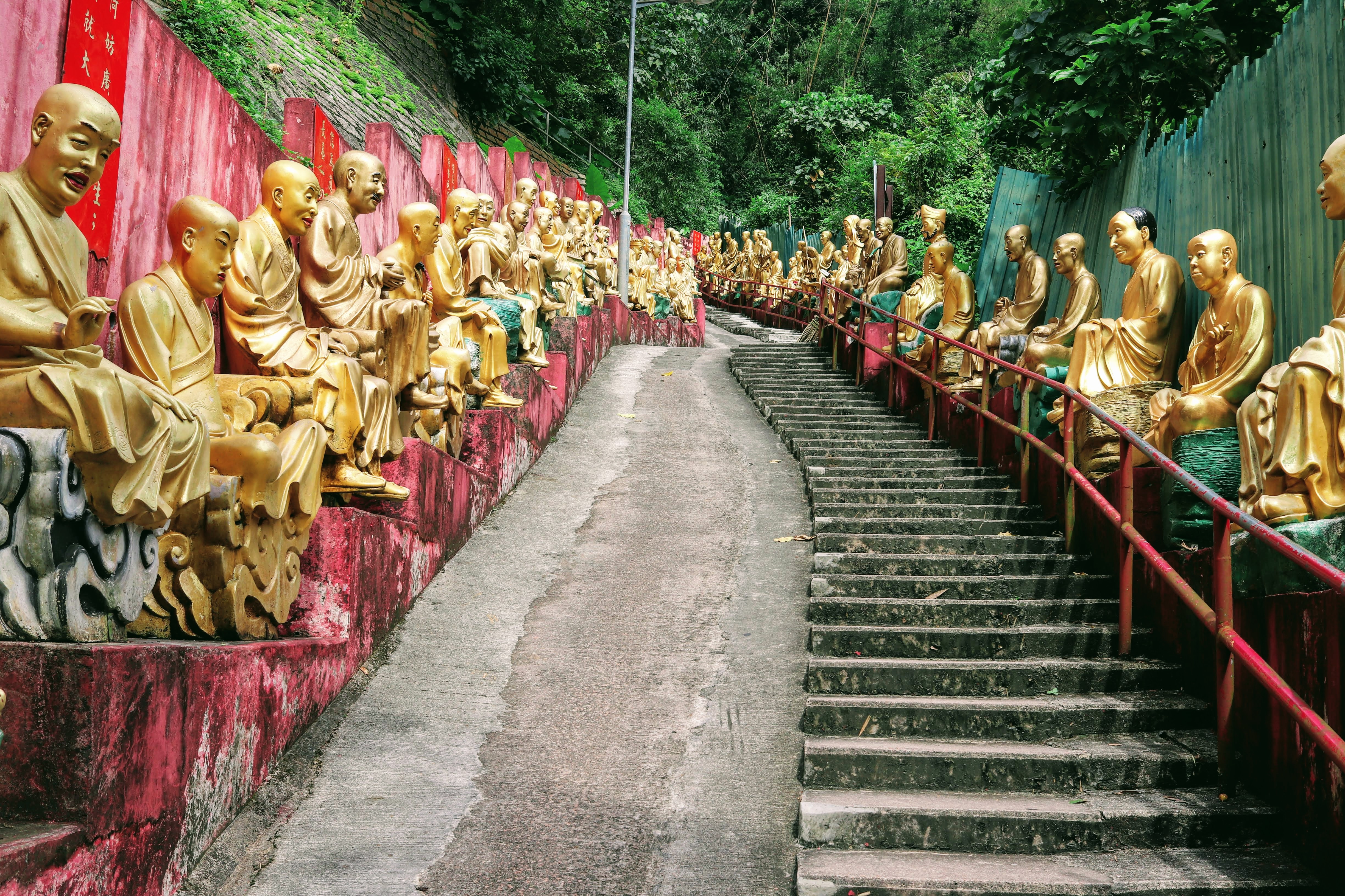 Road to the 10,000 Buddhas Temple