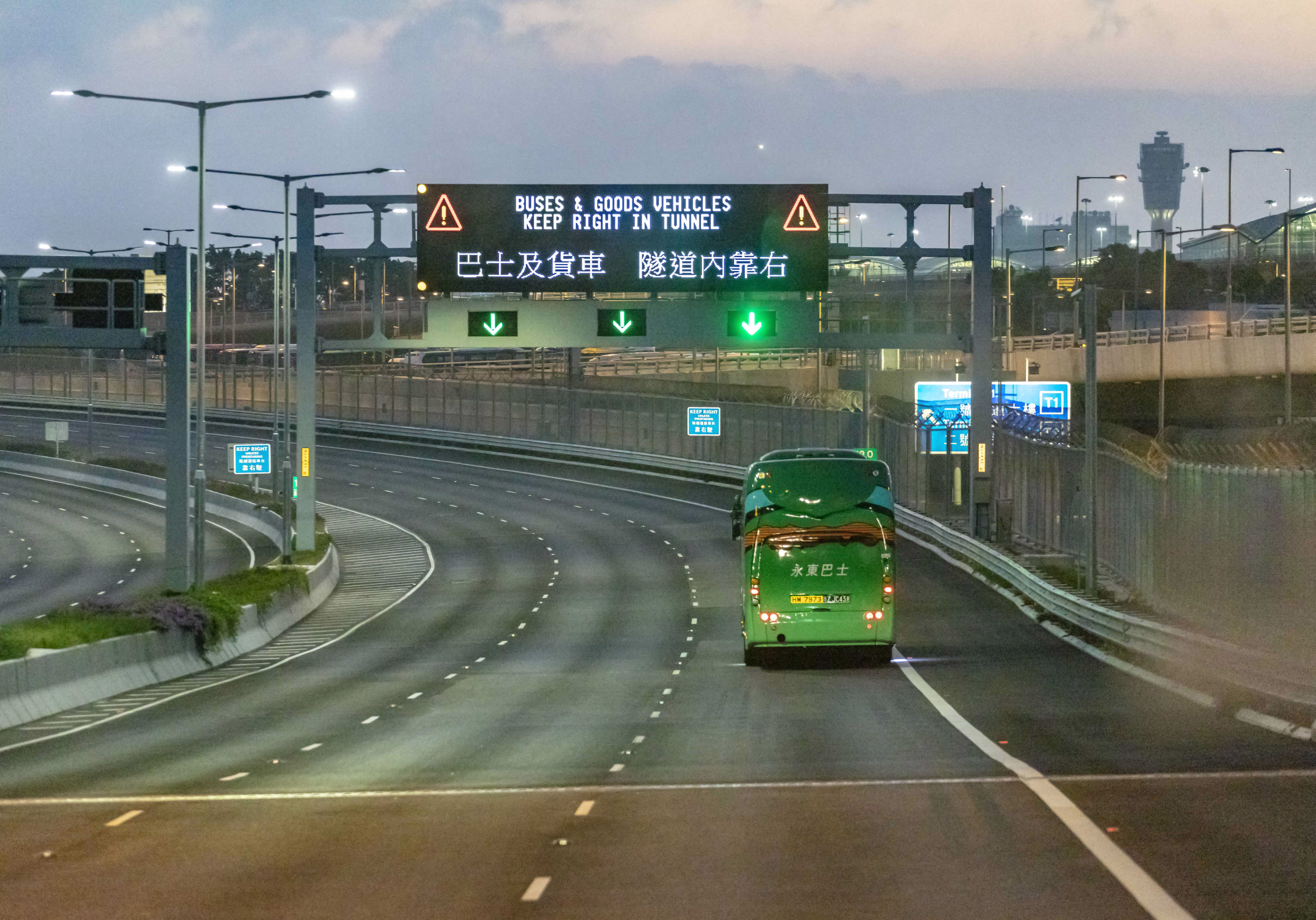 File:NR4255 at HZMB Hong Kong Port (20181025154502).jpg