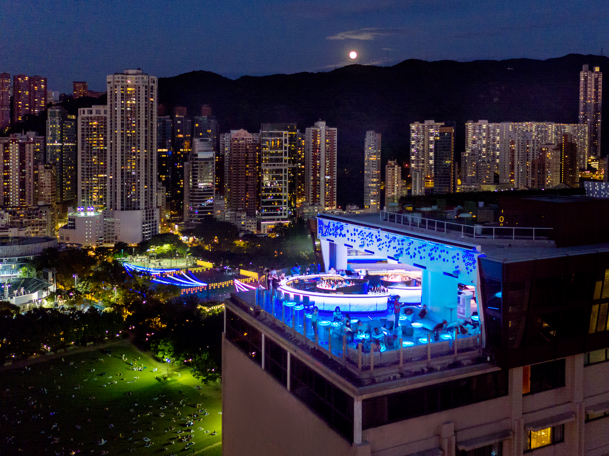 Top Eight Hottest Rooftop Bars On Hong Kong Island Hong Kong Cheapo